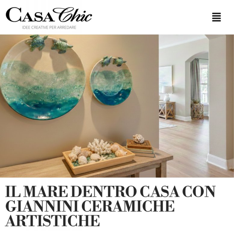Rivista Casa Chic con piatti decorativi in ceramica a tema marino di Giannini Ceramiche Artistiche